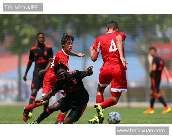 标准列日与巴拉镇的精彩对决揭示了足球战术与团队协作的重要性 标准列日与巴拉镇的精彩对决揭示了足球战术与团队协作的重要性